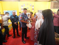 Bupati Enos Serahkan Paket Sembako Untuk Anak Yatim dan 3 Kursi Roda Untuk Disabilitas.