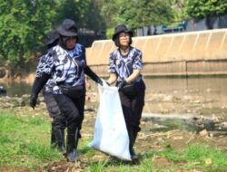 Polwan RI Rayakan Hari Jadi Ke-75 dengan Aksi Bakti Sosial di Kali Ciliwung